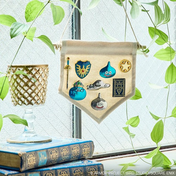 『ドラクエ』スライムやロトの剣、ちいさなメダルまで！手のひらサイズのピンズ全8種がファン必見のラインナップ