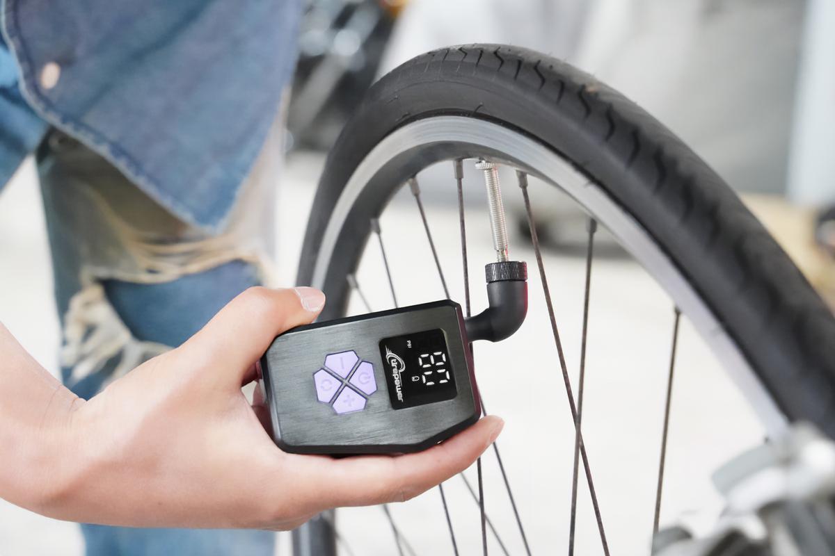 ボタンを押すだけで空気圧ぴったり。空気入れは電動で正確＆ラクがオススメ