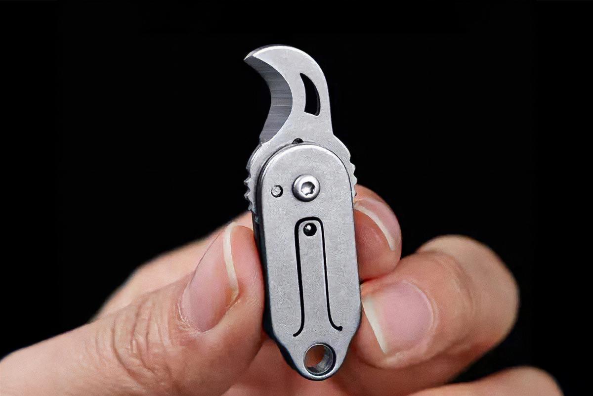 こんなに小さいのに切れ味抜群。チタン×カーブ刃でロープやダンボールもスパッと切断