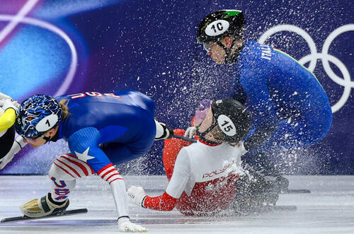 【ショートトラック】「えっぐい転倒」選手の目にブレードが直撃し流血　動けず担架で搬送