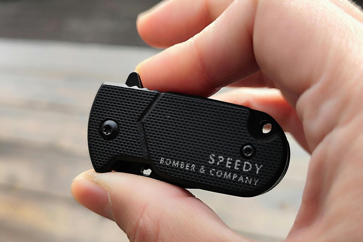 実銃と同じ素材のガチ仕様ミニナイフ。日常やアウトドアのちょっと切りたいに活躍するよ