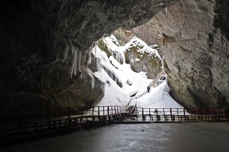 氷の洞窟で発見された太古の細菌株、現代の抗生物質の一部に耐性