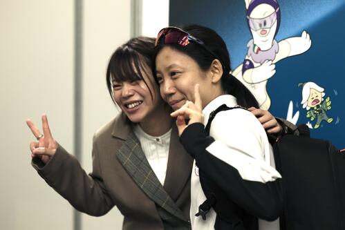 【スピードスケート】高木菜那さん「頑張ったよ～」結果出せず泣く妹美帆を取材中２度抱きしめる