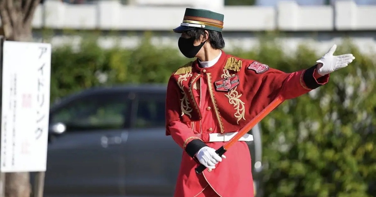 [ITmedia ビジネスオンライン] 真っ赤な衣装で「踊る」警備員　2割高でも依頼が絶えない理由