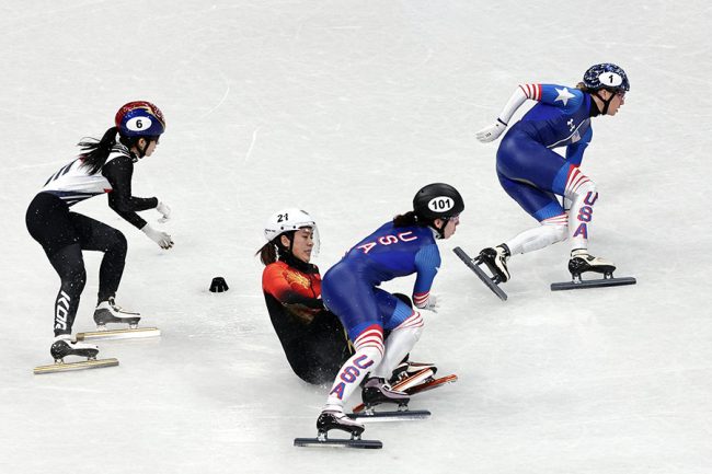 ショートトラック女子500メートル 4回目でやり直しが相次ぎ4人でのレースに