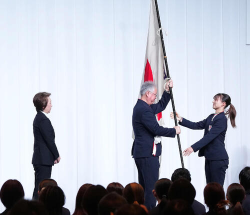 【ミラノ五輪】坂本花織が団旗返還　りくりゅうに団長賞、メダリストに特別賞　日本選手団解団式