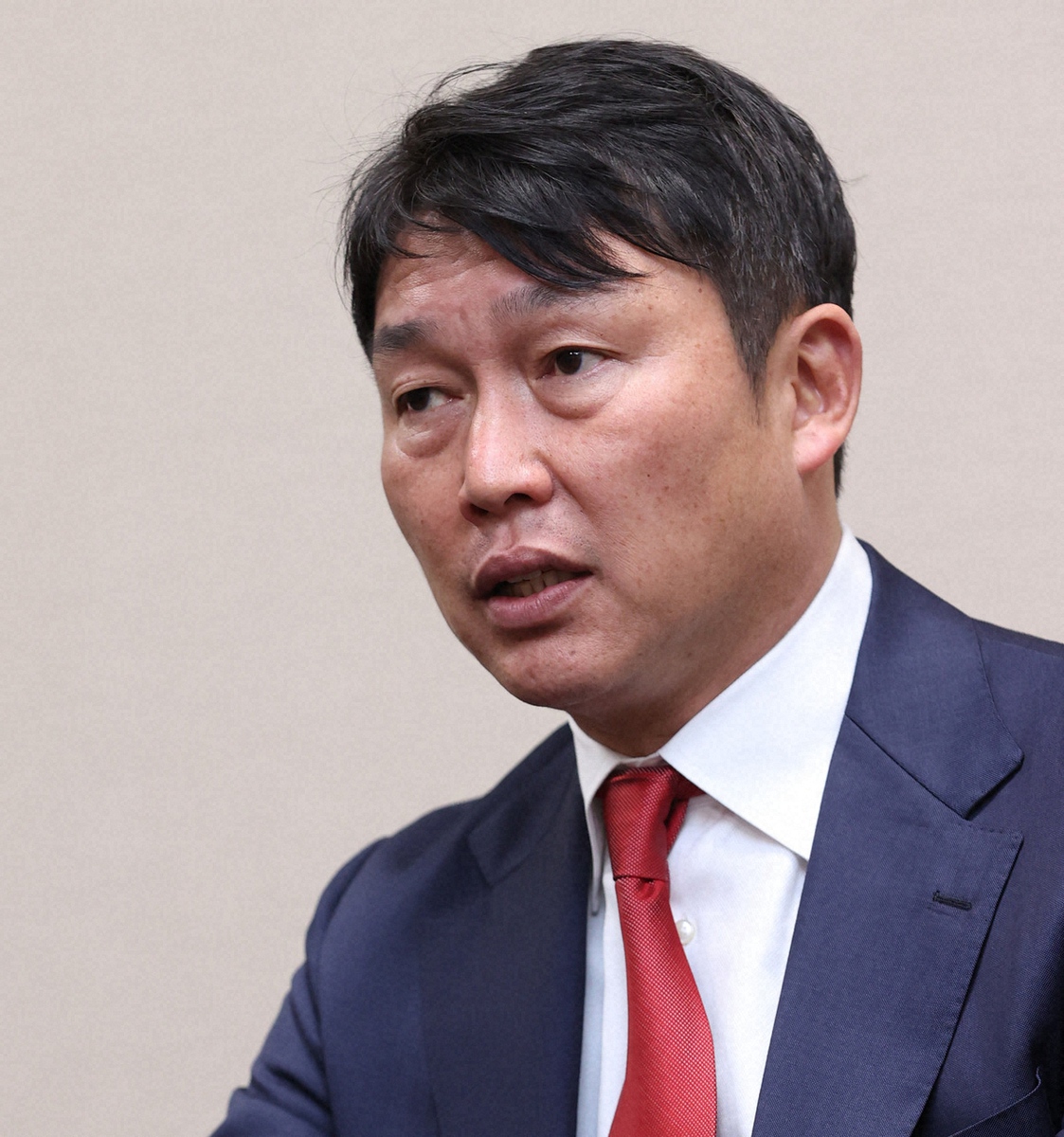 広島カープ・新井貴浩監督 選手契約解除で「責任感じている」謝罪