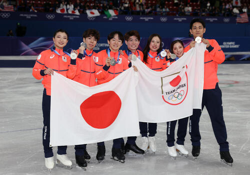 【フィギュア】日本連盟が大会組織委に抗議「必要な対応を行う」団体銀メダルの表彰式で刃こぼれ