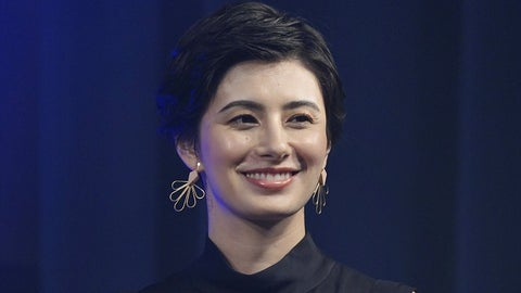 ホラン千秋、新ヘアスタイルで“密着ハグショット”⇨意外なお相手に「骨のある人が好みなんですね」と反響
