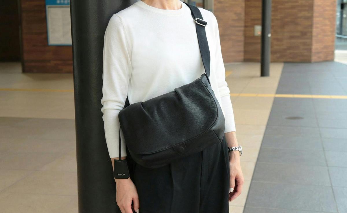 ブランド名よりも「機能美」で選びたい。雨に強く、利き手も問わない本質派レザーバッグ