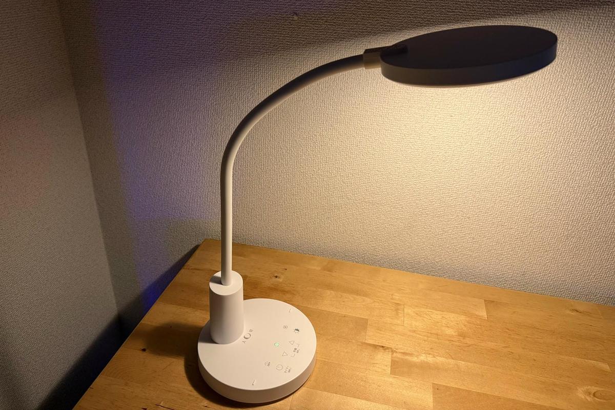 コードレスで自由に持ち運べるデスクライト。スマホ充電もできて、とにかく使い勝手がいい感じ