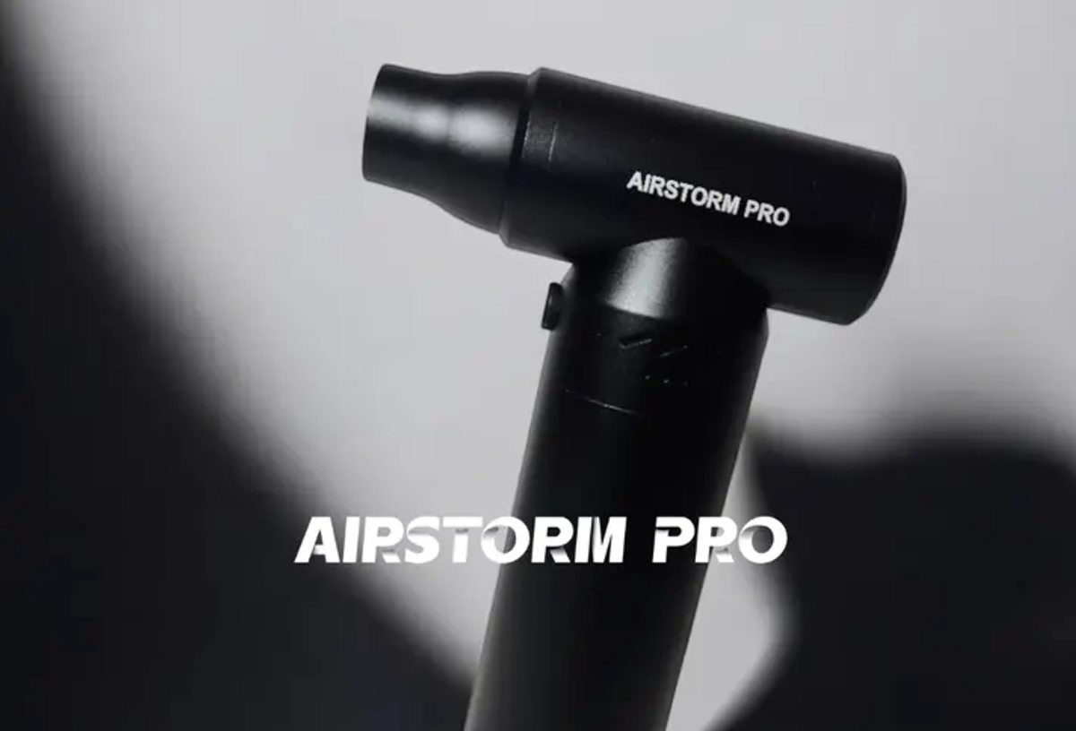 強力送風と吸引をボタンひとつで切替え。このエアダスターで家事や掃除が劇的に便利になる