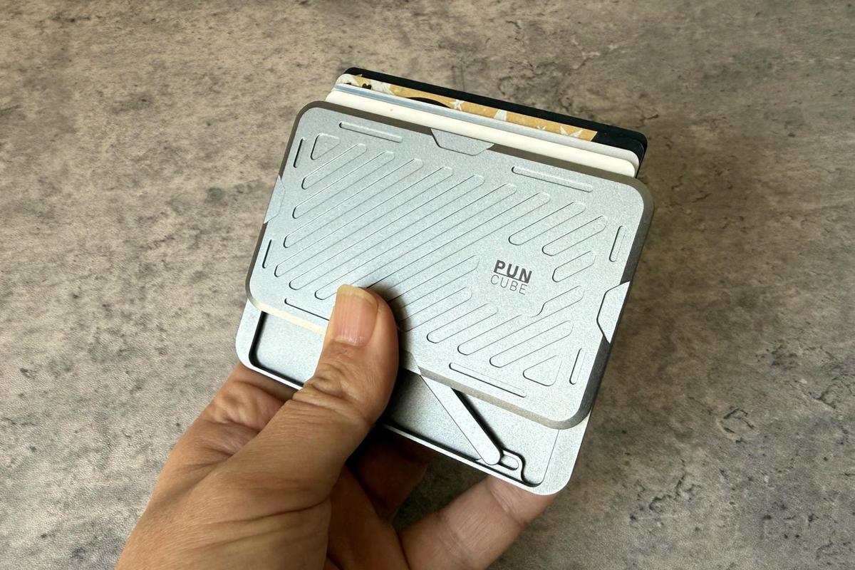 厚さ0.8cm、52gのアルミ財布で手ぶら外出が日常になった