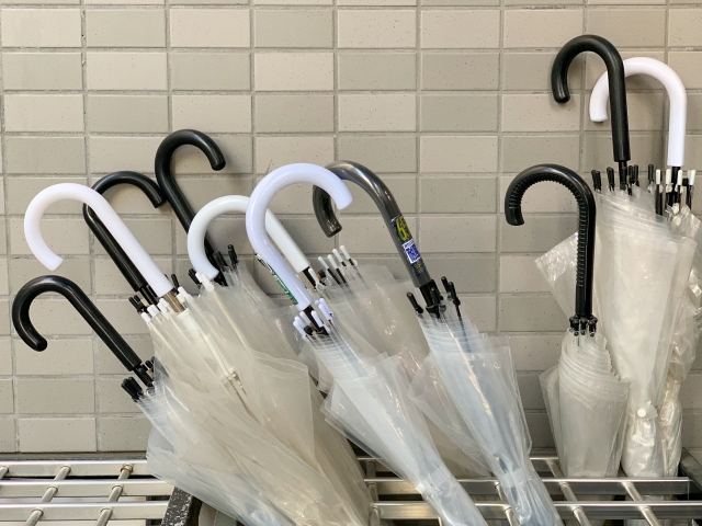 「どうせバレないよ」コンビニで女児3人組が傘を「盗難未遂」か