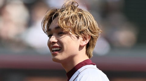 宮世琉弥が“新しい自撮り方法”を編み出す⇒「指つりそう」「高度すぎる」とスキルに驚く人続出