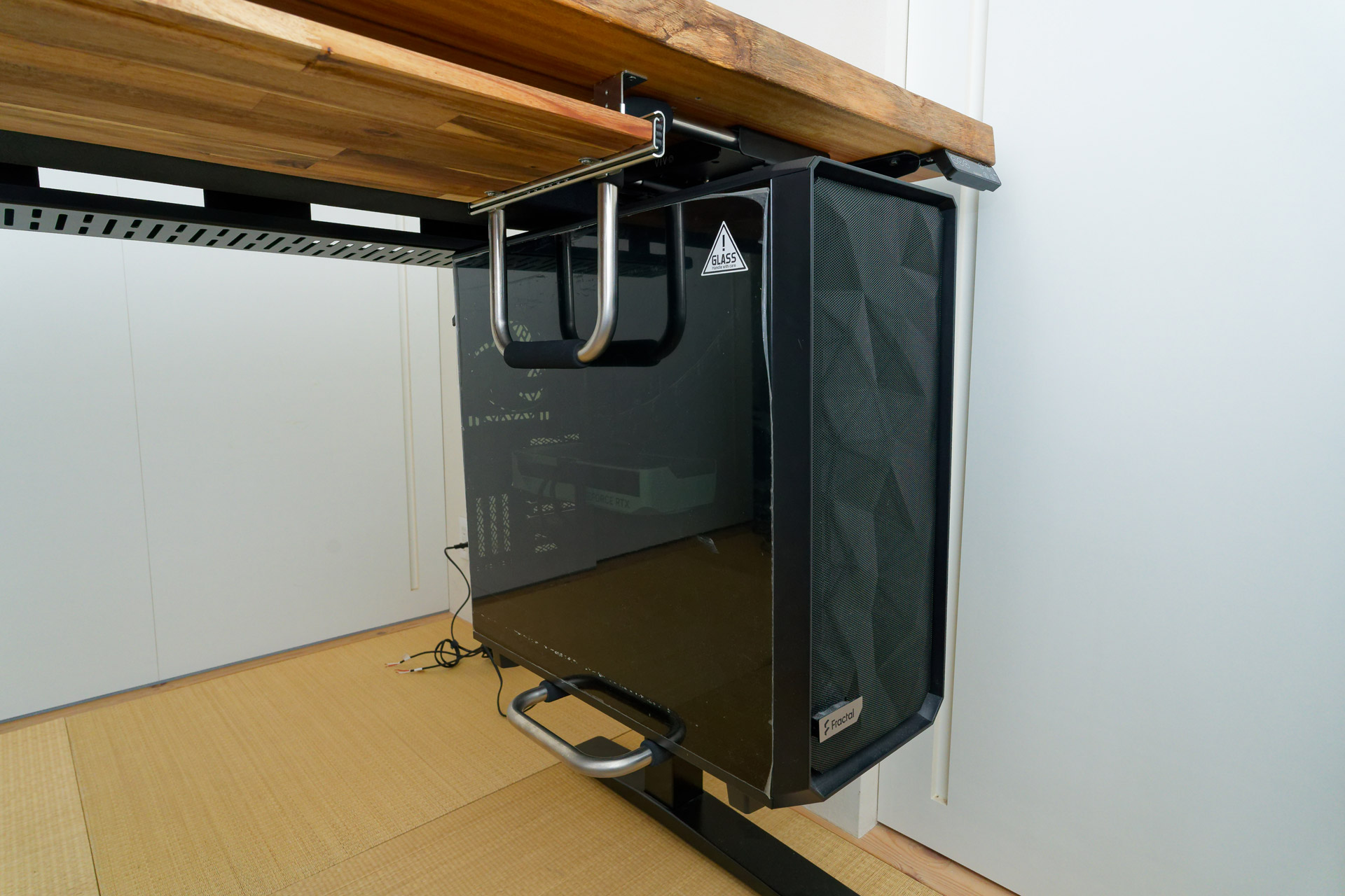 床置き派の宿命「ホコリ」を断つ。デスク天板下を活用したPC吊り下げの秘技を見せる