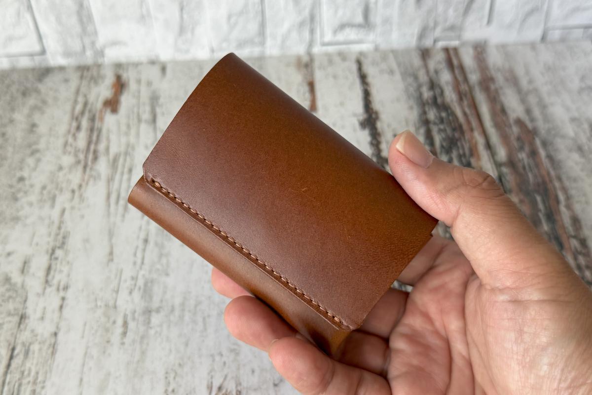 日常使いはこれで十分。ほぼカードサイズなのに必要な収納力はしっかり、イタリアレザーのミニ財布