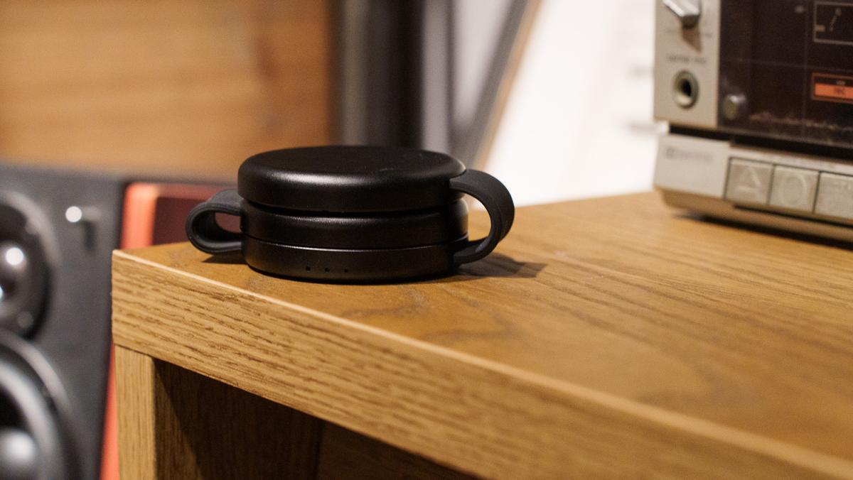 iPhoneもApple Watchも、これ1台に任せて。デスクの場所取り合戦、ついに終了です