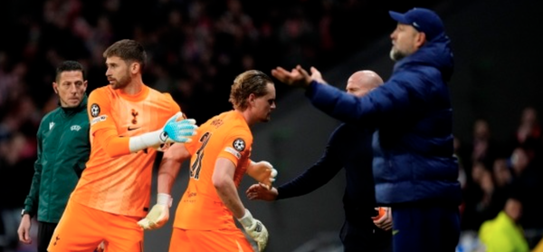 「悲惨な17分間」…CLデビューのトッテナム22歳GKがミスで2失点関与、前半17分で交代決断の指揮官に批判「配慮がまったくない」