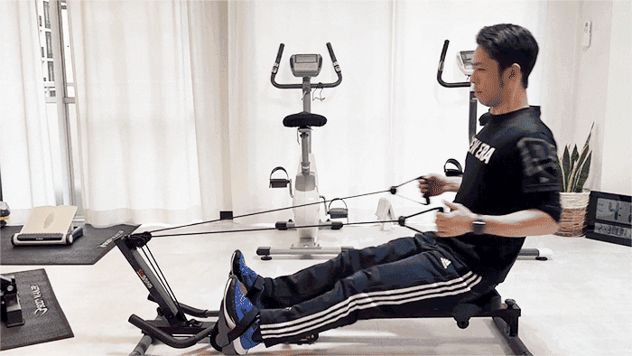 部屋の隅、わずか40cm。ジムの往復時間をゼロにする「折りたたみ式」の本格トレーニング機