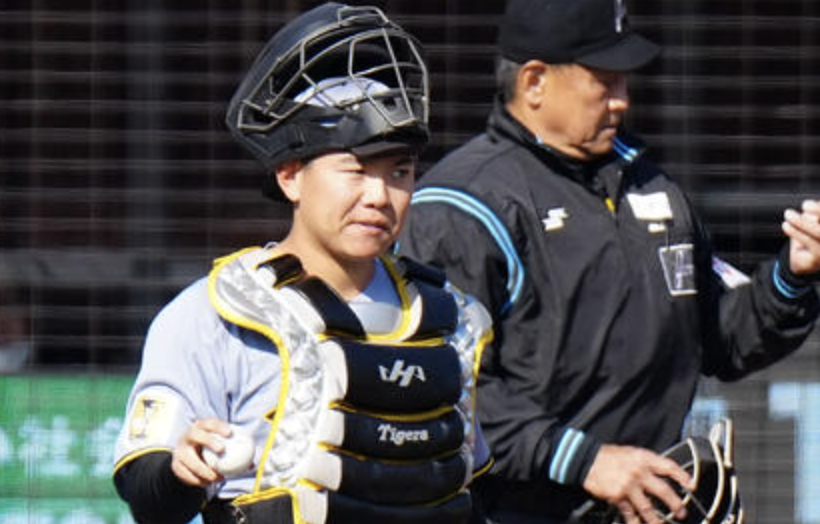 一軍のマスクを被った嶋村、守備の方が怪しい模様