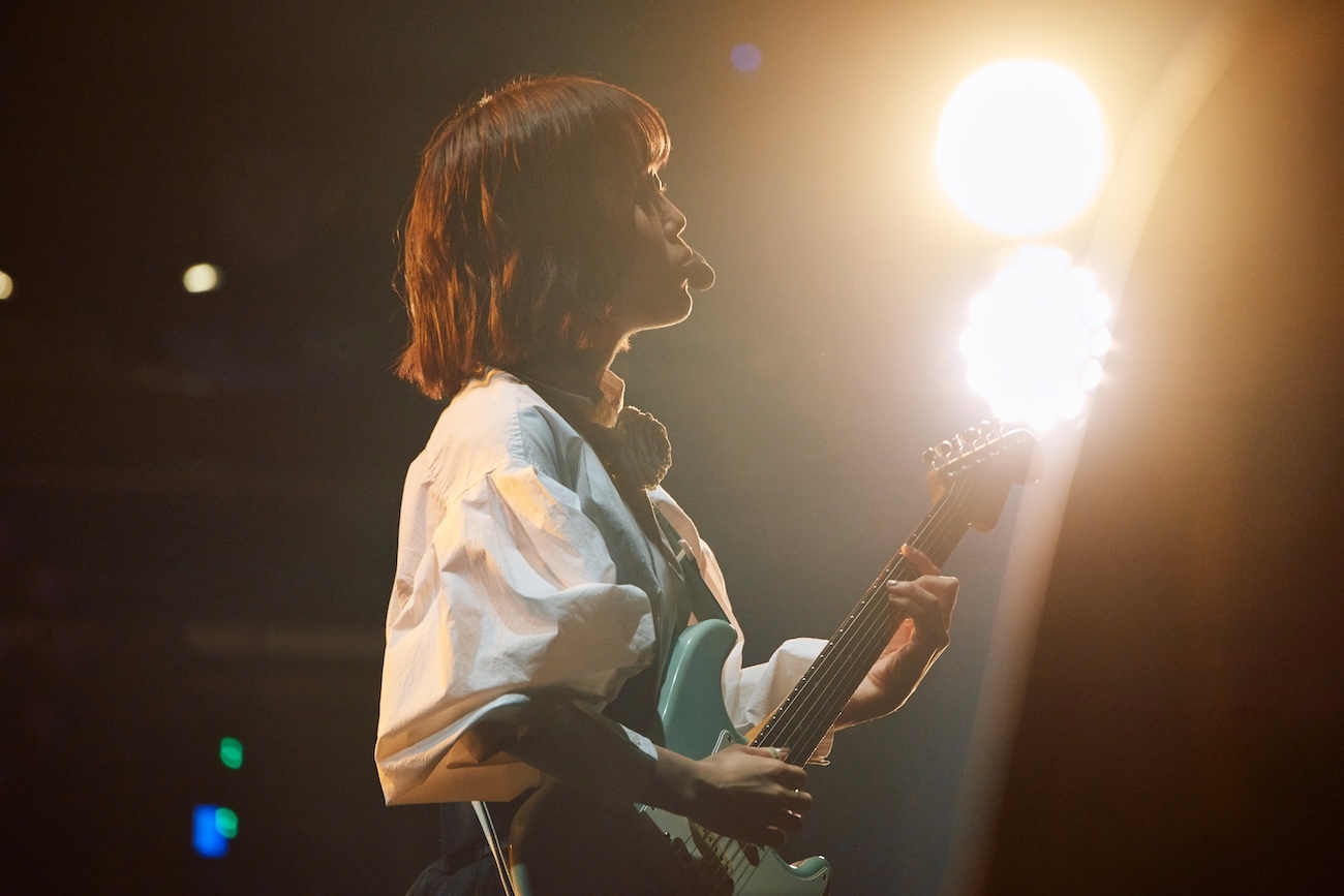 Reiが招き入れた3つの部屋（アコースティック/クラシック/バンド）で繰り広げた心躍る一夜、THEATER MILANO-Za公演「Day One -solo-」の公式レポートが到着