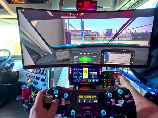 トラック助手席を本格ゲーミング環境に！？約100万円かけたハイエンド構成が注目