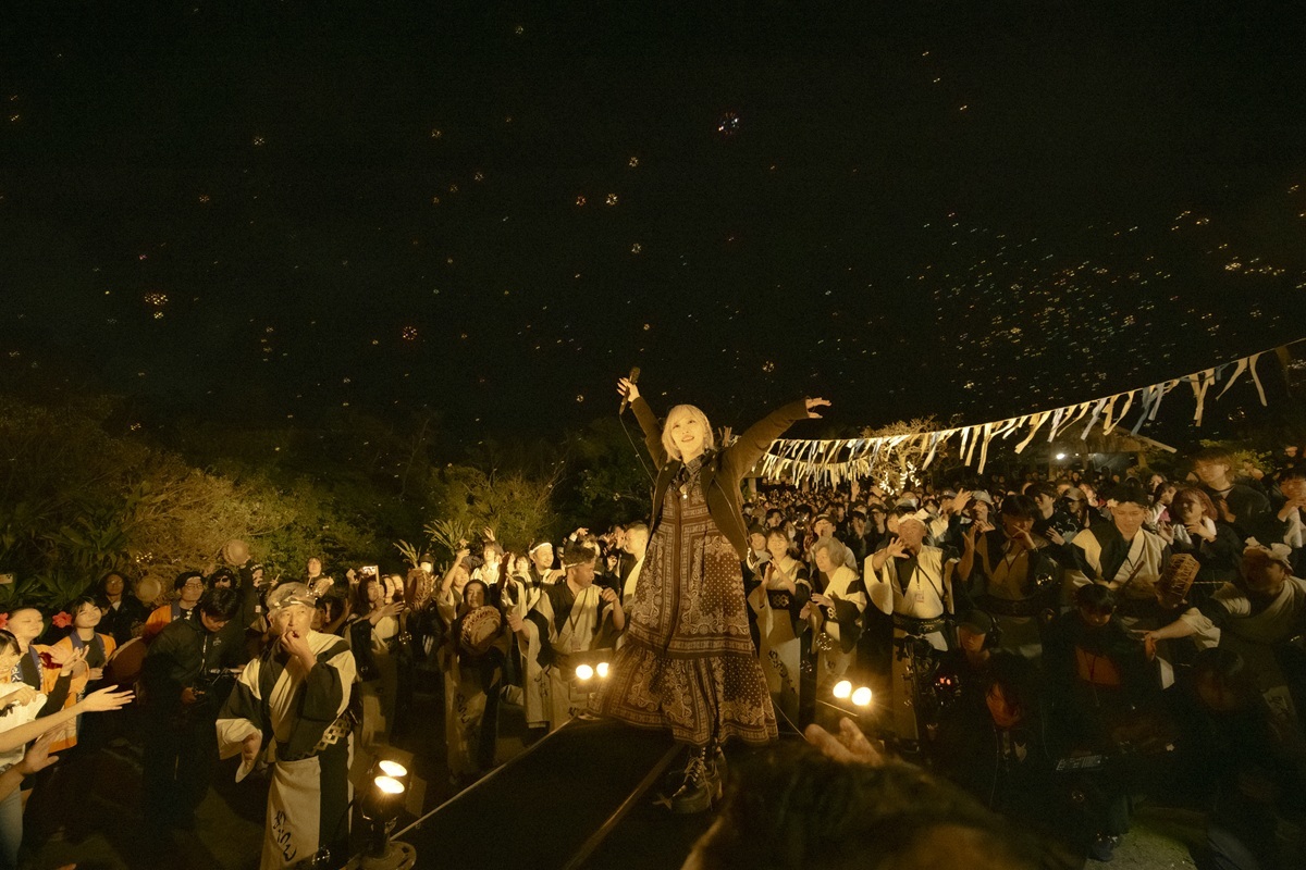 絶望少女がルーツを探した冒険の先にあったものは～　ReoNa、奄美大島凱旋で歌った「結の精神」独占ライブレポート