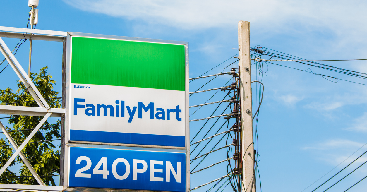 [ITmedia ビジネスオンライン] ファミマ、「透明翻訳ディスプレイ」の実証　会話内容がすぐ文字に！　レジ前の会話をスムーズにする工夫とは