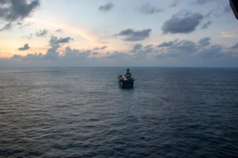 1800人の海兵隊員乗せた米強襲揚陸艦トリポリ、インド洋に　米中央軍発表