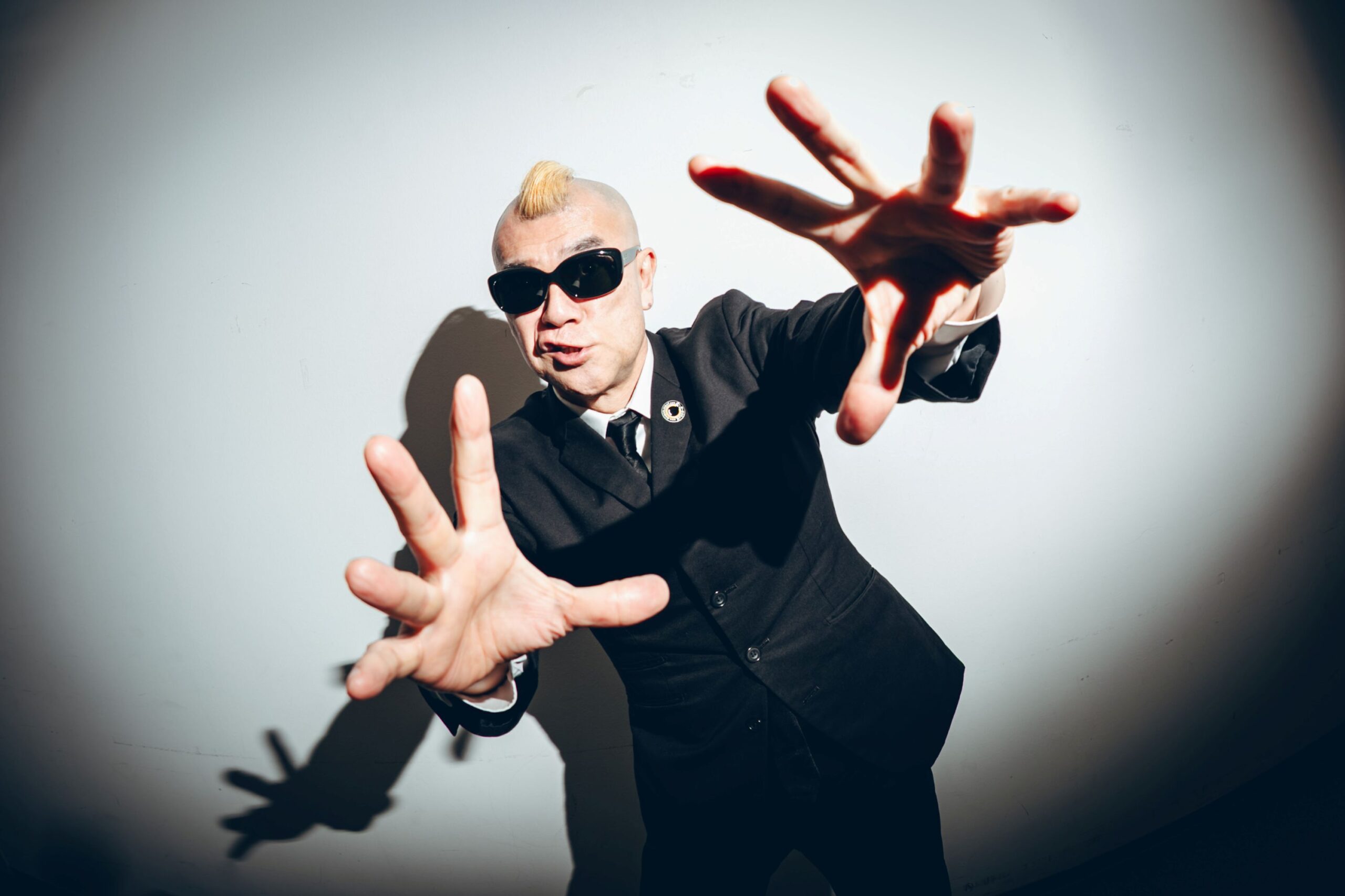 パントマイムアーティスト・が〜まるちょばに“異変”、台詞のない演劇作品『ピストルと少年』で語られる“言葉”