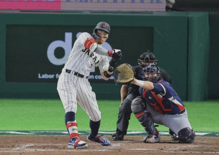 佐藤輝明、肘あたりに死球　怪我の心配はない模様