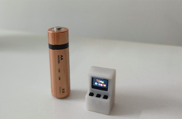 “単三電池”より小さい“アーケード筐体”が世界記録に！航空宇宙エンジニアが腕試しに実現