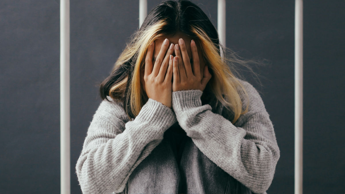 顔認識AIの誤検知のせいで約半年も無実の罪で勾留され家も車も愛犬も失ってしまった女性