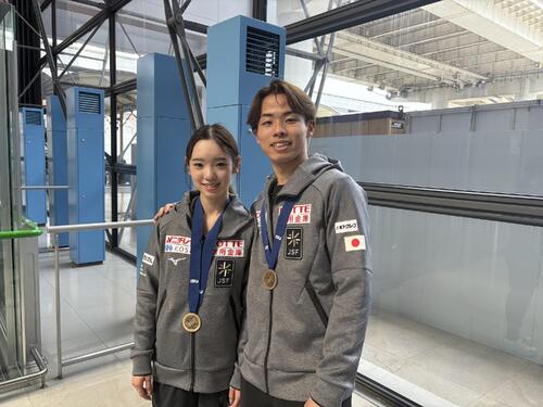 【フィギュア】世界選手権４位「ゆなすみ」が帰国　長岡柚奈「このスモールメダルは価値大きい」
