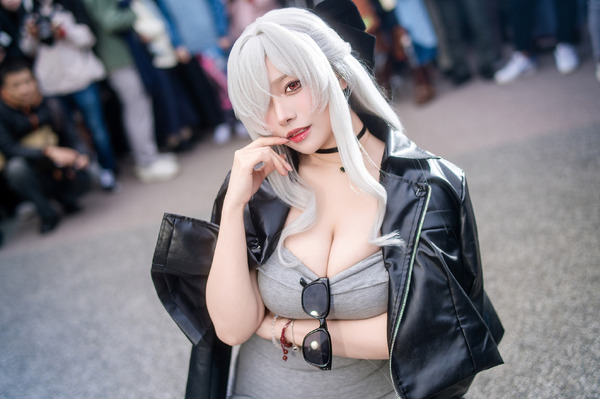 【コスプレ】タイトなワンピースにねじ込んだ美ボディが蠱惑的！香港アイドルの『NIKKE』シンデレラは妖艶さも完璧【写真7枚】