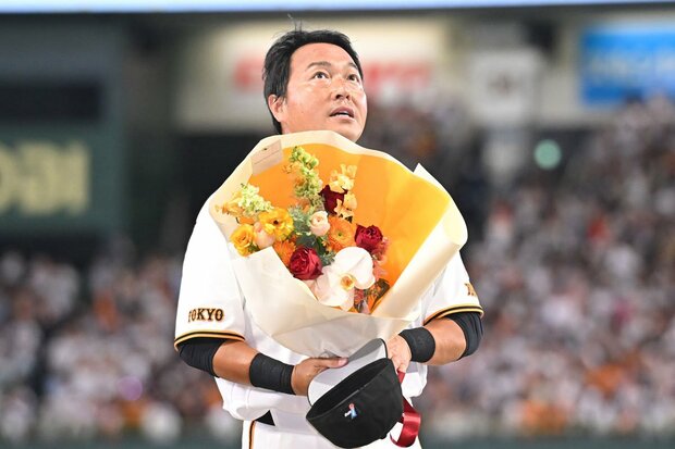 昨季限りで現役引退の長野久義氏 8回に打席で痛烈な中前打