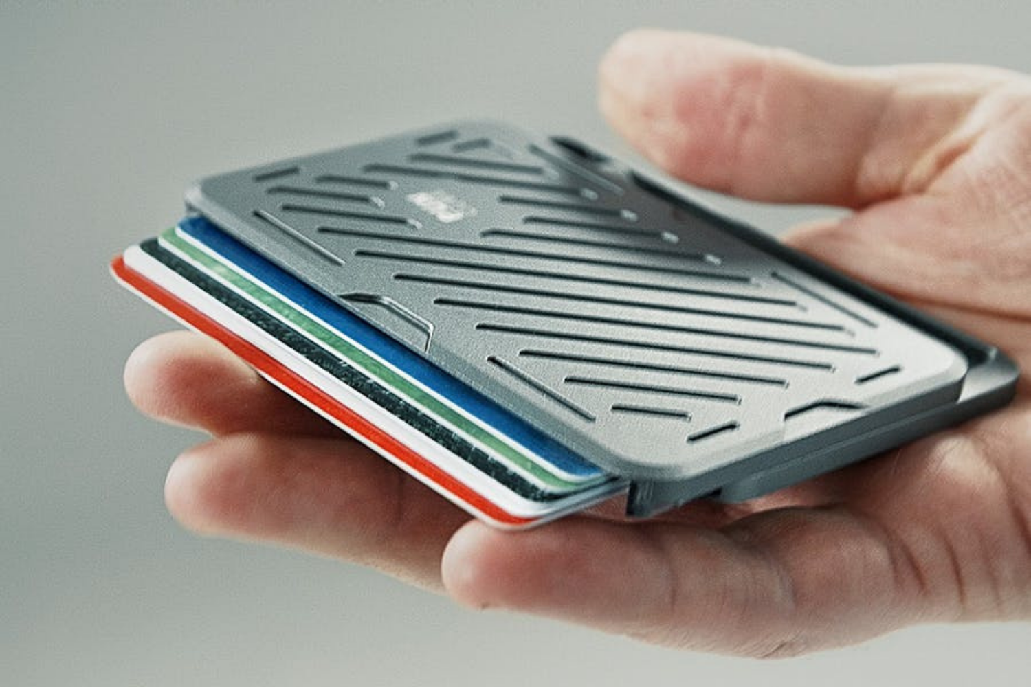 指一本でカードがスッと整列。キャッシュレス払いがもたつかないギミック搭載ウォレット