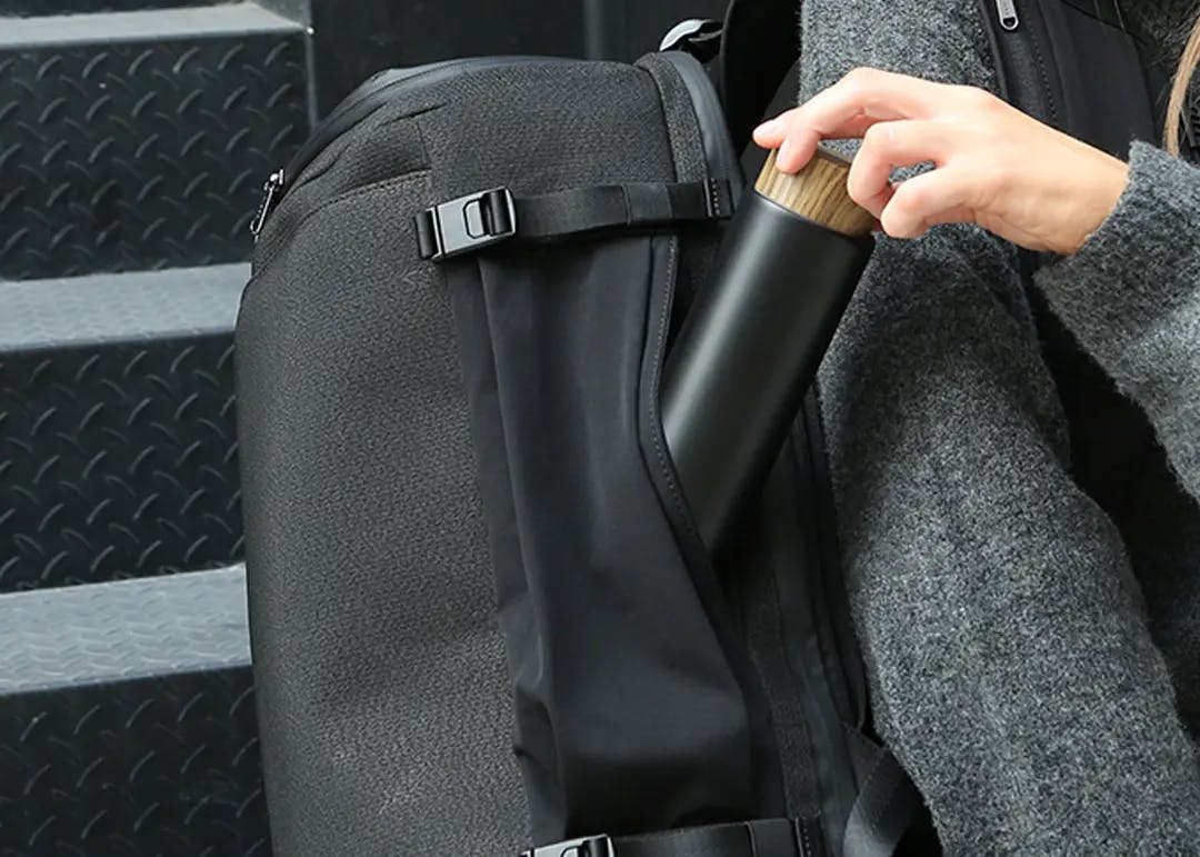 サイドポケットが磁石式なの、地味だけど使いやすさが別次元なんだ