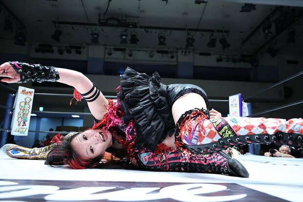 伊藤麻希、自作の「伊藤リスペクト軍団Tシャツ」を自腹で発注