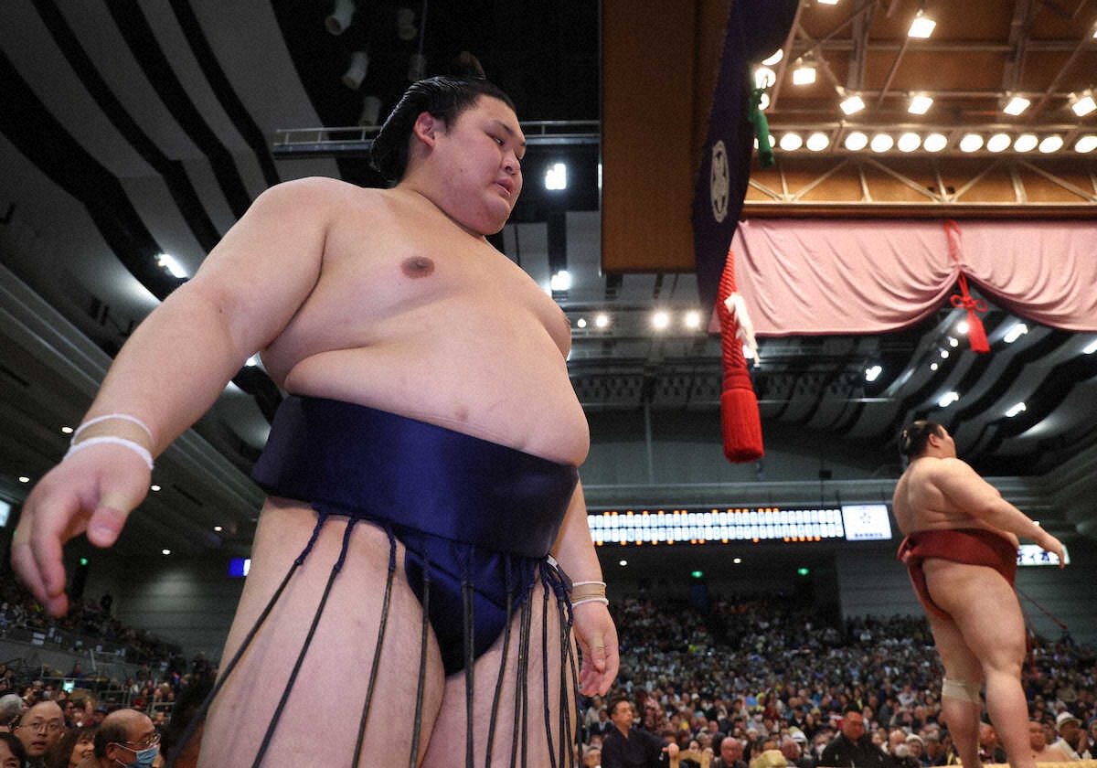 大の里が新小結・熱海富士に寄り切られ初日から2連敗 春場所連覇へ暗雲