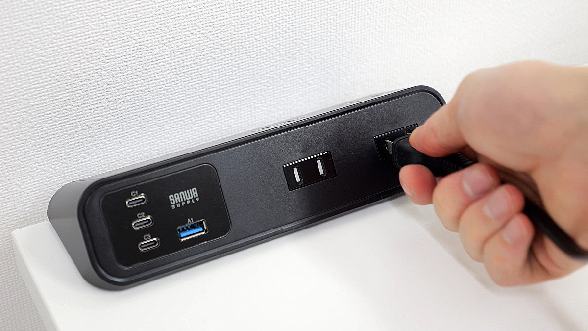 机に固定できるUSBポート付き電源タップが便利