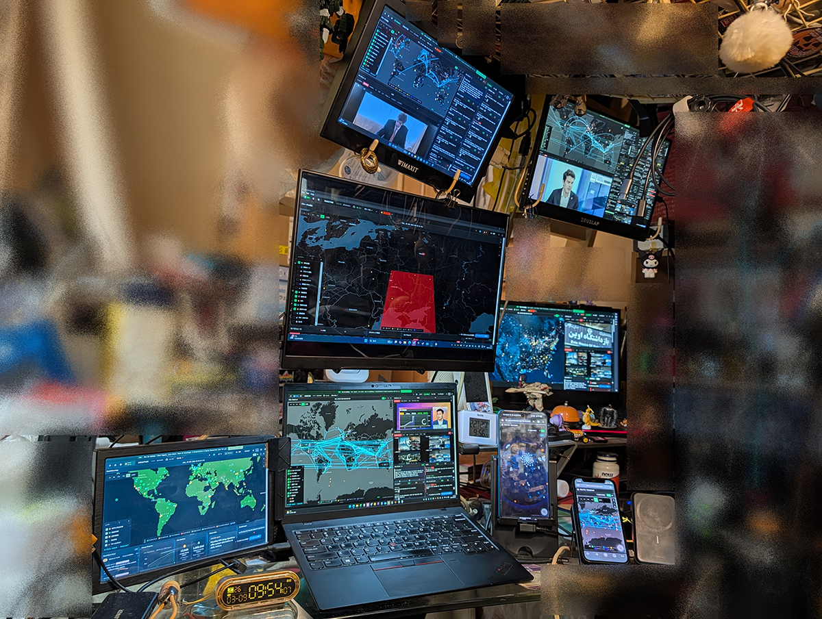 これが僕らの秘密基地！「World Monitor」アプリと大量のモニターで情報に埋もれる日々を過ごす