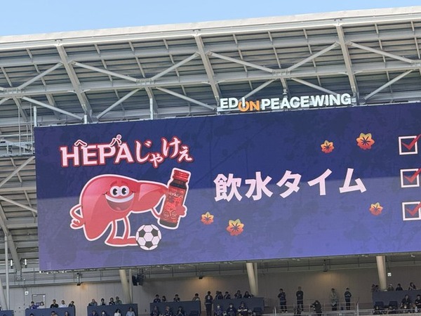 【画像】広島は給水タイムに選手に何飲ましてるんだよｗｗｗ