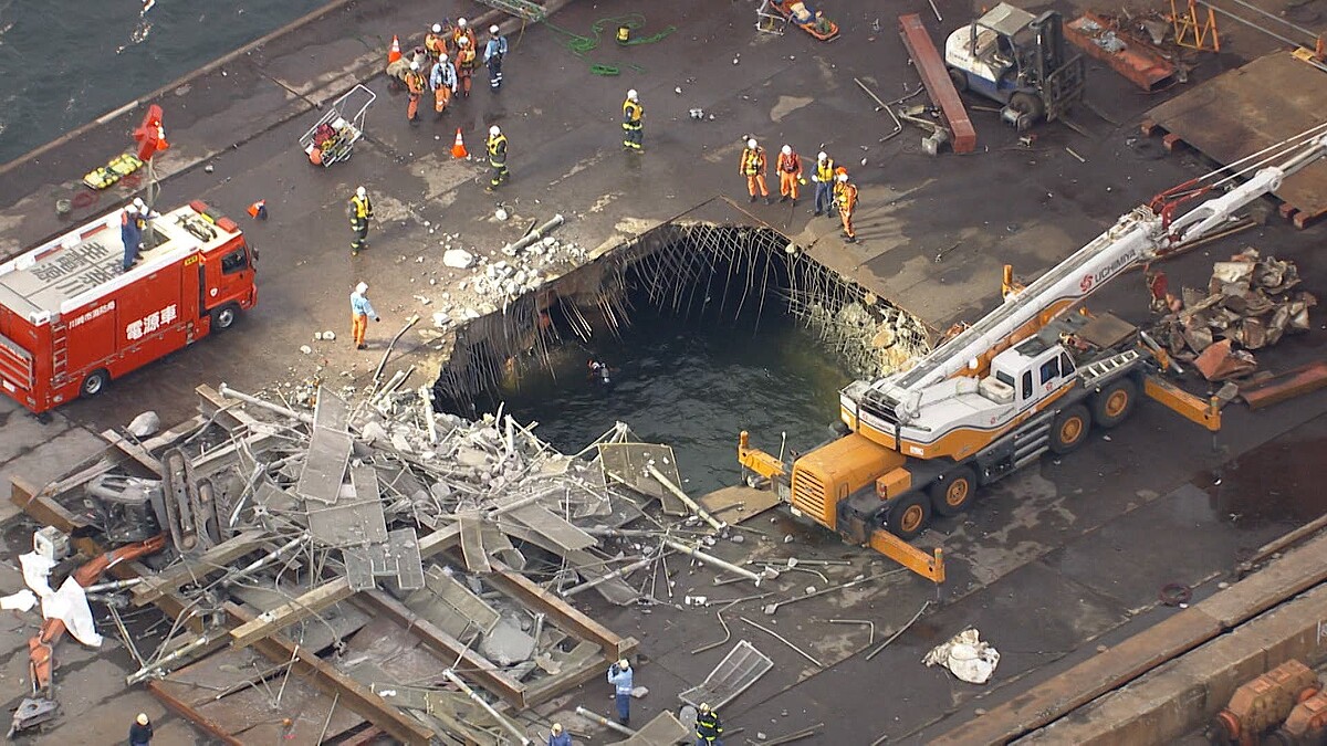 クレーンの解体工事中に足場崩落 作業員3人死亡、1人が海に落ち行方不明