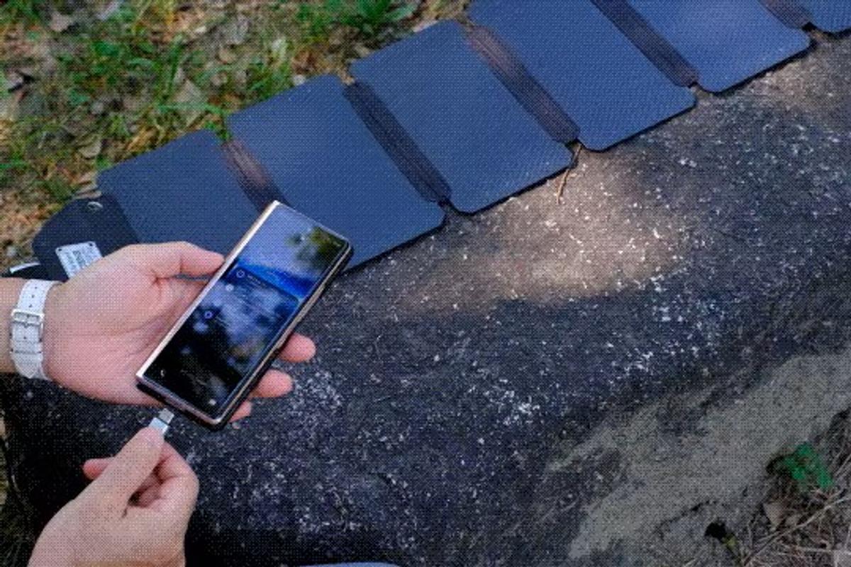 iPad miniより小さくて24W出力。この太陽光パネルなら屋外生存率を高めてくれそう