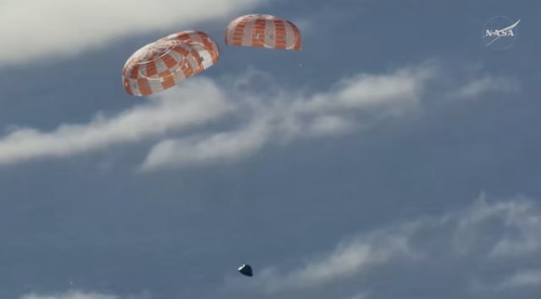「アルテミス2」の宇宙船オリオンが地球に帰還、パラシュートを広げ穏やかな着水