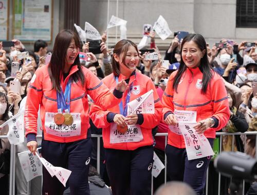 【スノボ】村瀬心椛、パレードで沿道からの大声援に「感動するというか…心にグッときた」