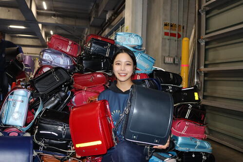 現役続行の高梨沙羅、ランドセル箱詰め作業「毎年この時期楽しみ」所属先クラレの社会貢献活動