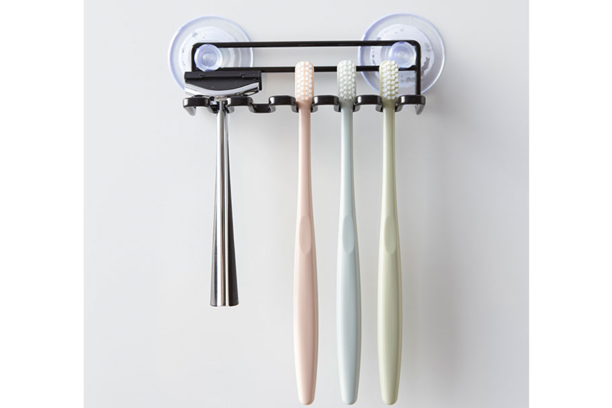 浮かせて清潔＆スッキリ！洗面所の生活感を消す山崎実業のトゥースブラシホルダーが1,028円